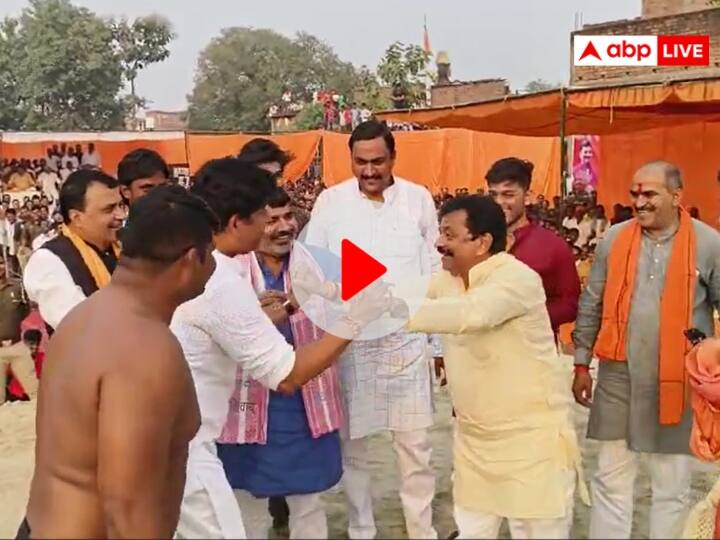 Wrestling between Gorakhpur MP Ravi Kishan and Kushinagar MP Vijay Dubey viral video ANN Watch: दंगल करने उतरे यूपी के दो सांसद, एक दूसरे को देने लगे पटखनी, देखें वीडियो