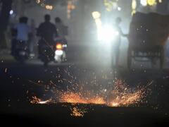 बुझे हुए पटाखे उठा रहा था शख्स, तभी हुआ ऐसा धमाका कि उड़ गईं हाथ की दो उंगलियां