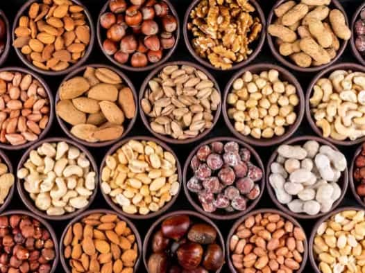 ਇੱਕ ਡਾਈਟੀਸ਼ੀਅਨ ਦੇ ਅਨੁਸਾਰ, ਇੱਕ ਸਿਹਤਮੰਦ ਨੌਜਵਾਨ ਨੂੰ ਰੋਜ਼ਾਨਾ 30-50 ਗ੍ਰਾਮ ਤੋਂ ਵੱਧ ਬਦਾਮ ਦਾ ਸੇਵਨ ਨਹੀਂ ਕਰਨਾ ਚਾਹੀਦਾ ਹੈ, ਭਾਵ ਲਗਭਗ 7-8 ਬਦਾਮ। ਜ਼ਿਆਦਾ ਮਾਤਰਾ 'ਚ ਬਦਾਮ ਖਾਣ ਨਾਲ ਸਰੀਰ 'ਚ ਕੈਲੋਰੀ ਦੀ ਮਾਤਰਾ ਵਧ ਜਾਂਦੀ ਹੈ, ਜਿਸ ਨਾਲ ਭਾਰ ਵੱਧ ਸਕਦਾ ਹੈ।