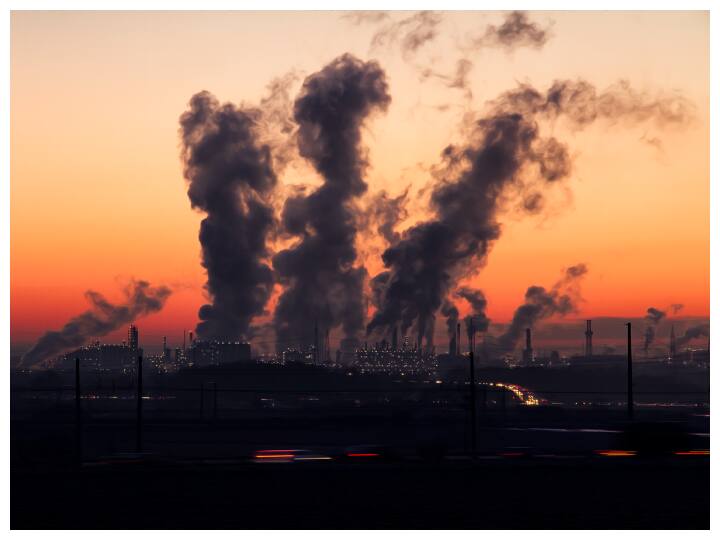 नवजात शिशु के स्वास्थ्य के लिए यह बहुत जरूरी है कि ज्यादा बाहर न ले जाएं.ऐसे जगहों पर ले जाने से बचें. प्रदूषण से सीधा संपर्क नवजात के फेफड़ों को नुकसान पहुंचा सकता है. इसलिए प्रदूषण से बचाव बेहद ज़रूरी है.