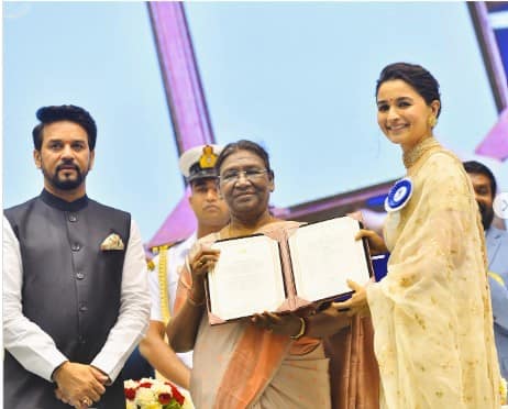 ਐਵਾਰਡ ਦੇ ਨਾਲ ਹੀ ਆਲੀਆ ਇਸ ਇਵੈਂਟ 'ਚ ਆਪਣੇ ਲੁੱਕ ਨੂੰ ਲੈ ਕੇ ਵੀ ਸੁਰਖੀਆਂ 'ਚ ਰਹੀ ਸੀ। ਇਸ ਖਾਸ ਮੌਕੇ 'ਤੇ ਅਦਾਕਾਰਾ ਨੇ ਆਪਣੇ ਵਿਆਹ ਦੀ ਡਰੈੱਸ ਪਹਿਨੀ, ਜੋ ਚਰਚਾ ਦਾ ਵਿਸ਼ਾ ਬਣ ਗਈ। ਹੁਣ ਆਲੀਆ ਨੇ ਖੁਲਾਸਾ ਕੀਤਾ ਹੈ ਕਿ ਉਸਨੇ ਨੈਸ਼ਨਲ ਫਿਲਮ ਅਵਾਰਡ ਵਿੱਚ ਆਪਣੇ ਵਿਆਹ ਦੀ ਸਾੜੀ ਕਿਉਂ ਪਹਿਨੀ ਸੀ।