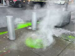 एलियंस का हमला या किसी फिल्म का सीन, सीवर से निकलने लगा हरे रंग का रहस्यमयी पानी! जानें क्या है सच्चाई