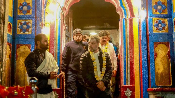 এদিন প্রাইভেট হেলিকপ্টারে করে কেদারনাথ মন্দিরে পৌঁছন কংগ্রেস সাংসদ। মন্দিরের পুরোহিত ও স্থানীয় কংগ্রেস কর্মীরা তাঁকে অভ্যর্থনা জানান।