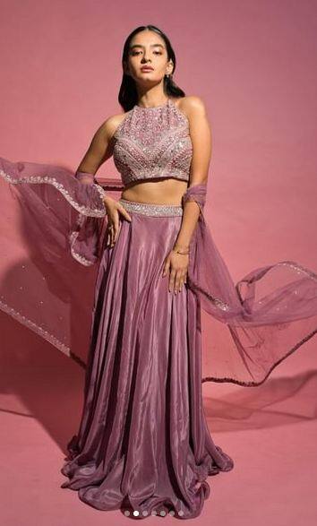 ਆਪਣੀ ਖੂਬਸੂਰਤ ਅਤੇ ਗਲੈਮਰਸ ਲੁੱਕ ਨਾਲ ਅਕਸਰ ਪ੍ਰਸ਼ੰਸਕਾਂ ਦੇ ਦਿਲਾਂ ਨੂੰ ਜ਼ਖ਼ਮੀ ਕਰਨ ਵਾਲੀ ਅਦਾਕਾਰਾ ਅਨੁਸ਼ਕਾ ਸੇਨ ਨੂੰ ਕਿਸੇ ਪਛਾਣ ਦੀ ਲੋੜ ਨਹੀਂ ਹੈ।