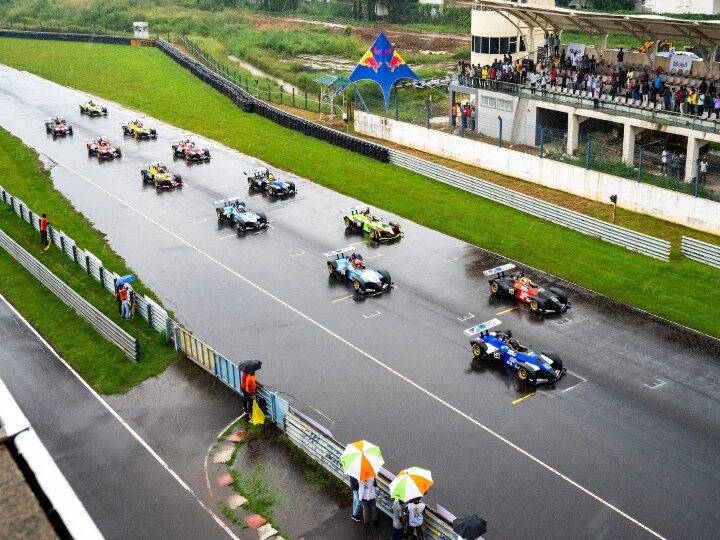 Indian Racing League  : இந்தியன் ரேசிங் லீக் - கார் ரேஸில் இங்கிலாந்தை சேர்ந்த பெண் வீராங்கனை சாரா மூரே முதலிடம்!