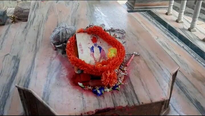বর্ধমান রাজ পরিবারের শেষ রাজা উদয় চাঁদ মহতাব এই পুজোর জন্য ৫ টাকা করে অনুদানও পাঠাতেন। এই পুজো যাতে বন্ধ না হয় তার জন্য জমি, পুকুর দেবীর নামে দিয়ে গিয়েছেন তিনি। তাই আজও রাজা উদয় চাঁদ মহতাবের নামেই পুজোয় সংকল্প হয়।