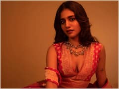 ట్రెడిషనల్ వేర్ లో ప్రియా వారియర్ హాట్ ఫోజులు - ఫోటోలు వైరల్!