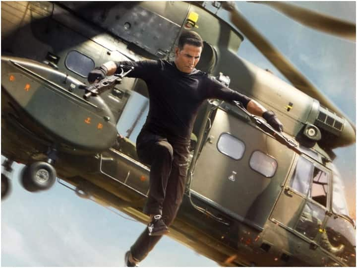 Singham Again Akshay Kumar shares his first look from rohit shetty film  actor jumping off helicopter see pic | Singham Again: 'आला रे आला सूर्यवंशी  आला', Akshay Kumar ने हेलिकॉप्टर से लगाई