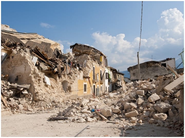 Earthquake Facts: नेपाल में आए भूकंप में 150 से ज्यादा लोगों की मौत हो गई है. इससे पहले भी काफी खतरनाक भूकंप आए हैं, जिनमें कई लोगों की मौत हो चुकी है.