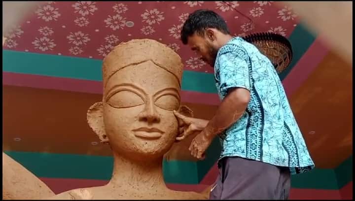 কথিত রয়েছে রাতের অন্ধকারে পুনর্ভবা নদী পেরিয়ে মানিকোড়ায় আসত ডাকাতরা। সূর্য ওঠার আগেই পুজো দিয়ে আবার নিজেদের ডেরায় ফিরে যেত ডাকাতরা। তারপর সময় বয়েছে, নিয়ম বদলেছে কিন্তু পুজোটা রয়ে গিয়েছে। তবে লোকশ্রুতি অনুযায়ী ডাকাত দলের প্রথা মেনেই এখনও মশাল জ্বালিয়ে পুজো হয় এখানে।