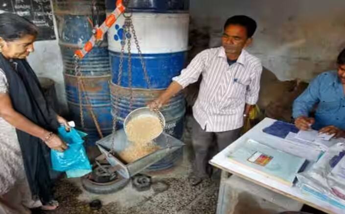 પીએમ મોદીની આગેવાની હેઠળની કેન્દ્ર સરકારે ગરીબ લોકોની મદદ માટે મફત રાશન યોજના શરૂ કરી હતી. કહેવાય છે કે 80 કરોડ દેશવાસીઓ આ યોજનાનો લાભ લઈ રહ્યા છે.