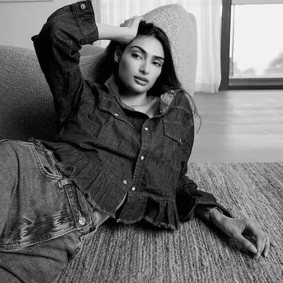 अभिनेत्री अथिया शेट्टीला चित्रपटांमध्ये फारशी यश मिळाले नाही. मात्र लूकमुळे सोशल मीडियावर दररोज चर्चेत असते. केएल राहुल आणि आथिया शेट्टी हे कपल मुंबईतील आलिशान घरात राहतात. त्या घराची झलक पाहूयात