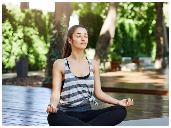 कपालभाति - कपालभाति प्राणायाम वायु प्रदूषण से बचाव के लिए बहुत ही फायदेमंद है. इस प्राणायाम में गहरी सांस लेने से फेफड़ों की क्षमता बढ़ती है और शरीर को बेहतर तरीके से ऑक्सीजन लेने में मदद मिलती है. यह फेफड़ों को मजबूत बनाता है