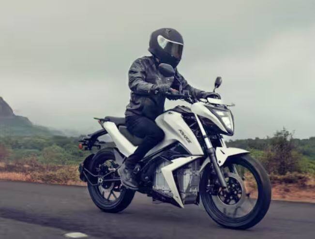 Torque Motors Kratos ਇਲੈਕਟ੍ਰਿਕ ਬਾਈਕ ਦੀ ਸ਼ੁਰੂਆਤੀ ਕੀਮਤ 1.67 ਲੱਖ ਰੁਪਏ ਐਕਸ-ਸ਼ੋਰੂਮ ਹੈ। ਫੁੱਲ ਚਾਰਜ ਹੋਣ 'ਤੇ ਇਹ 120 ਕਿਲੋਮੀਟਰ ਤੱਕ ਦੀ ਦੂਰੀ ਤੈਅ ਕਰ ਸਕਦਾ ਹੈ।