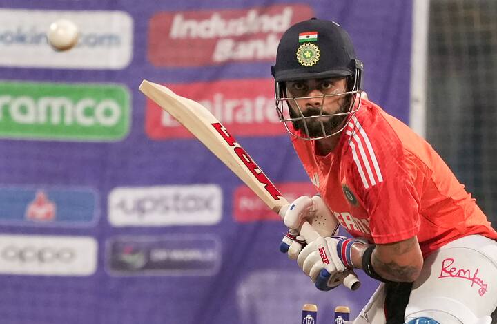 वडिलांचं निधन झालं त्यावेळी विराट कोहली केवळ 17 वर्षांचा होता, त्यावेळी तो दिल्लीकडून कर्नाटकविरुद्ध रणजी खेळत होता. मात्र वडिलांच्या निधनानंतरही कोहलीने व्यावसायिकता दाखवली आणि दुसऱ्याच दिवशी रणजी सामना खेळण्याचा निर्णय घेतला.