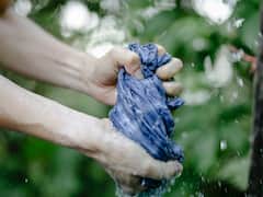 తడి దుస్తులను ఇంట్లో ఆరేస్తున్నారా? అయితే ప్రమాదంలో పడ్డట్టే, ఎందుకంటే?