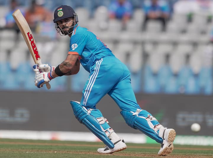 टी20 क्रिकेटमध्ये एकही चेंडू न टाकता विकेट घेण्याचा विक्रम विराट कोहलीच्या नावावर आहे. 2011 मध्ये इंग्लंडविरोधात विराट कोहली करिअरमधील पहिले षटक टाकण्यास आला. विराट कोहलीने टाकलेला चेंडू पंचांनी वाईड दिला. पण एमएस धोनीने त्या चेंडूवर केविन पीटरसनला स्टम्पिंग बाद केले.