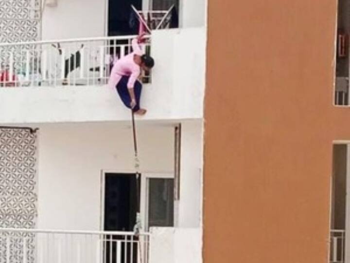 Greater Noida Maid hanged from 12th floor balcony to get owners handkerchief Noida News: रूमाल उठाने के लिए 12वीं मंजिल की बालकनी से लटकी महिला, देखें फिर क्या हुआ