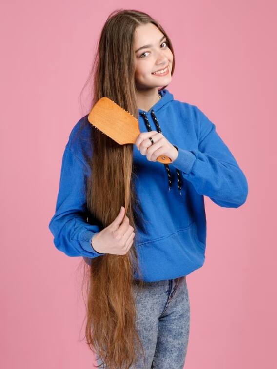 दूसरों की कंघी इस्तेमाल करने से बालों को हो सकते हैं ये नुकसान