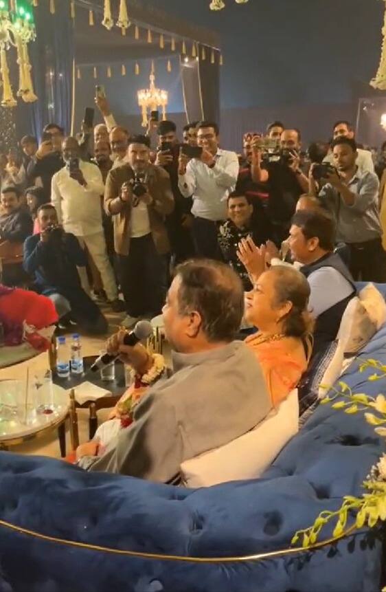 नुकताच देवेंद्र फडणवीस आणि नितीन गडकरी यांच्या गाण्याचा एक व्हिडीओ सोशल मीडियावर व्हायरल झाला आहे.