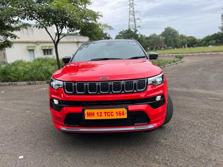 जीप कपास एसयूवी सेगमेंट में तगड़ा नाम है. घरेलू बाजार में इसके पेट्रोल वेरिएंट को बंद किया जा चुका है. अब इसे केवल डीजल इंजन के साथ खरीदा जा सकता है. अगर आप इसे खरीदते हैं, तो आप 1.45 लाख रुपए तक के डिस्काउंट का लाभ ले सकते हैं.