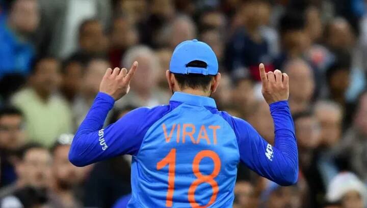 Virat Kohli Jersey Number: प्रत्येक खेळाडूच्या जर्सी नंबर मागे एक कहाणी असते. भारतीय क्रिकेट संघाचा स्टार खेळाडू असलेला विराट कोहली नेहमी 18 नंबरची जर्सी घालतो, पण तुम्हाला यामागील कारण माहीत आहे का?