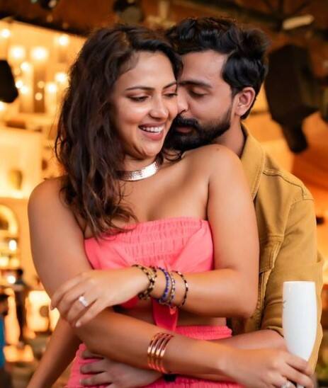 கடந்த அக்டோபர் 26ஆம் தேதி அமலா பால் தனது 32ஆவது பிறந்தநாளை கொண்டாடினார். அன்று அமலா பாலின் ட்ராவல் நண்பர் ஆன ஜகத் தெசாய், அவருக்கு ப்ரோபோஸ் செய்த வீடியோவை பதிவிட்டு ரசிகர்களுக்கு சர்ப்ரைஸ் கொடுத்தார் அமலா.