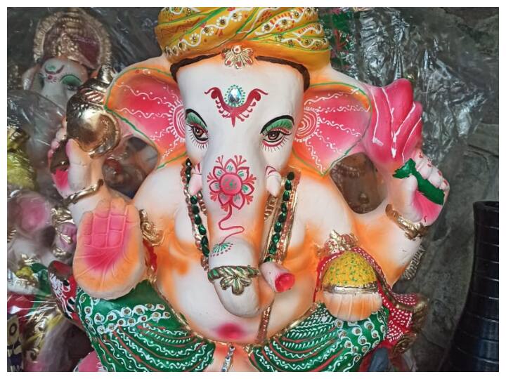 दिवाली के त्योहार पर हर घर में लक्ष्मी-गणेश की पूजा होती है. इस मौके पर नई मूर्तियों की खरीदारी के लिए दिल्ली में कई ऐसे बाजार हैं, जहां से सस्ते दामों में देवी-देवताओं की खूबसूरत और फैंसी मूर्तियां खरीदी जा सकती है.