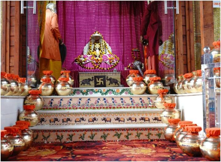 Shri Ram Janmabhoomi Teerth Kshetra Trust distributed Pujit Akshat workers of Vishwa Hindu Parishad ANN Ayodhya News: राम मंदिर ट्रस्ट  देश भर में भेजेगा अक्षत कलश, मठ-मंदिरों में मनाया जाएगा प्राण-प्रतिष्ठा उत्सव