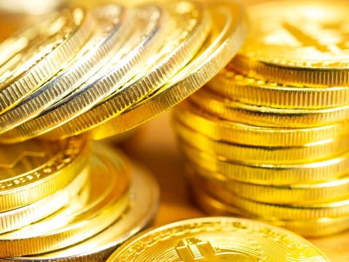 Gold Investment Tips: भारत में इस समय त्योहारों की धूम है. धनतेरस और दिवाली के समय लोग खासतौर पर सोने में निवेश करना पसंद करते हैं.