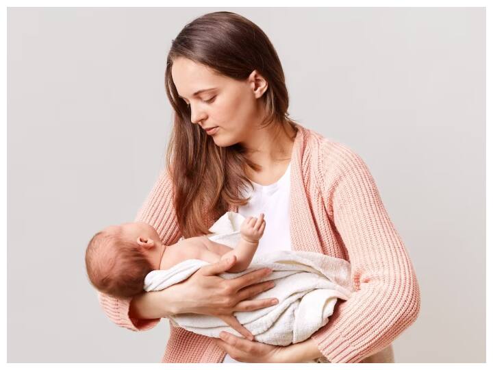 घर के अंदर एयर प्यूरीफायर लगाना नवजात शिशु को प्रदूषण से बचाने का एक अच्छा तरीका है.