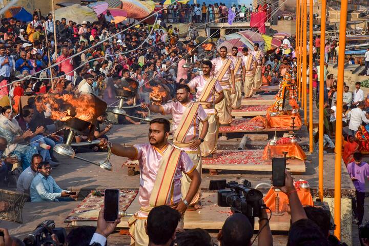 একাধিক গঙ্গাঘাট, কাশী বিশ্বনাথ মন্দির এবং আরও অজস্র মন্দির ছড়িয়ে ছিটিয়ে রয়েছে এই শহরে। এই শহর সঙ্গীতেরও পীঠস্থান।