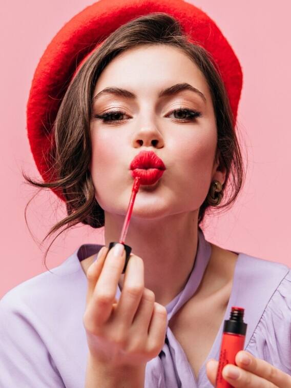 दूसरों की लिप बाम या लिपस्टिक लगाने से पड़ सकता है होठों पर ये असर