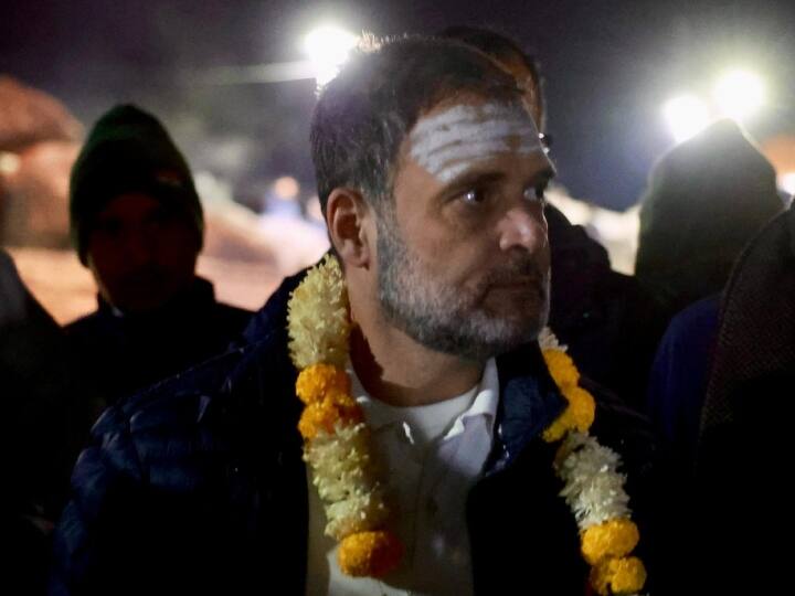 कांग्रेस सांसद राहुल गांधी रविवार को केदारनाथ धाम की आरती में शामिल हुए. कांग्रेस ने एक्स पर फोटो शेयर की, जिसमें राहुल गांधी चंदन लगाए और माला पहने नजर आए.