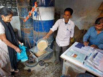 Ration Shops: மக்களே.. நெருங்கும் தீபாவளி பண்டிகை.. ரேஷன் கடைகள் இன்று இயங்கும் என அறிவிப்பு..
