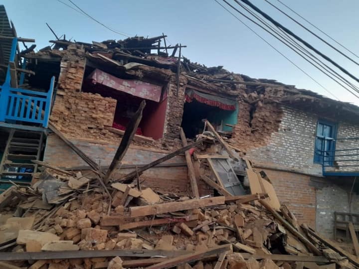Nepal Earthquake News Thousands of villagers sleep outside battling biting cold Nepal Earthquake: नेपाल में भूकंप से मची तबाही, दहशत में सड़क पर रात गुजारने को मजबूर हुए सैकड़ों पीड़ित