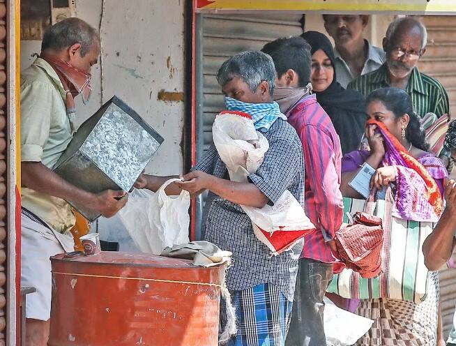 પ્રધાનમંત્રી ગરીબ કલ્યાણ અન્ન યોજના હેઠળ લાભાર્થીઓને પાંચ કિલો ઘઉં અથવા ચોખા મળે છે. લાભાર્થીઓને આ અનાજ મફતમાં મળે છે. કેન્દ્ર સરકારે તેની શરૂઆત 30 જૂન 2020ના રોજ કરી હતી. તે પછી તેને અનેક પ્રસંગોએ લંબાવવામાં આવી છે. હાલમાં આ સ્કીમ ડિસેમ્બર 2023માં એટલે કે આવતા મહિને સમાપ્ત થવા જઈ રહી હતી. હવે 5 વર્ષના વિસ્તરણ પછી, લોકોને ડિસેમ્બર 2028 સુધી આ યોજનાનો લાભ મળતો રહેશે.