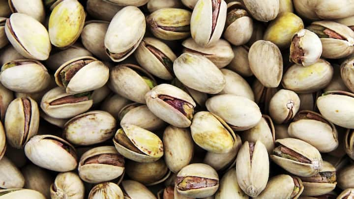 Health Benefits Of Pistachios:পেস্তা পছন্দ করেন? বহু ক্ষেত্রে উত্তরটা হয়তো 'হ্যাঁ'। বিশেষজ্ঞদের বড় অংশের মতে, স্রেফ খেতে ভাল বলে নয়, স্বাস্থ্যগুণের জন্যও নিয়মিত পেস্তা খাওয়া দরকার।