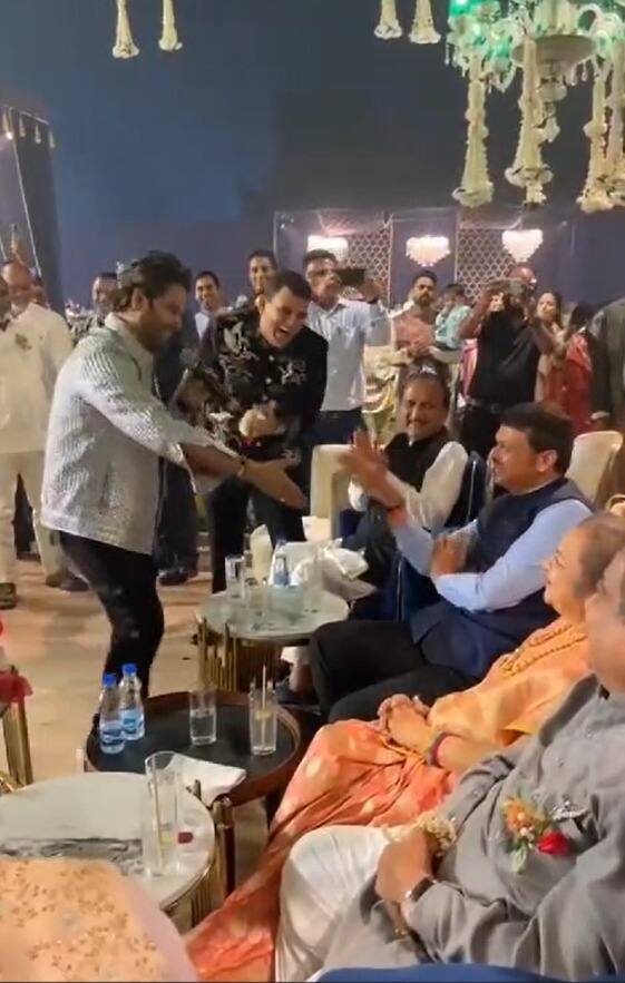 एका कार्यक्रमात देवेंद्र फडणवीस यांनी पुष्पा या चित्रपटामधील श्रीवल्ली हे प्रसिद्ध गाणं गायलं आहे.