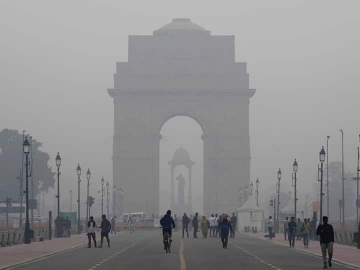 Delhi Pollution Severe Pollution Hits Delhi NCR GRAP 4 Implemented Know Restrictions ANN दिल्ली-NCR में दम घोंट रहा प्रदूषण, लागू हुई GRAP की चौथी स्टेज, जानें क्या रहेंगी पाबंदियां?