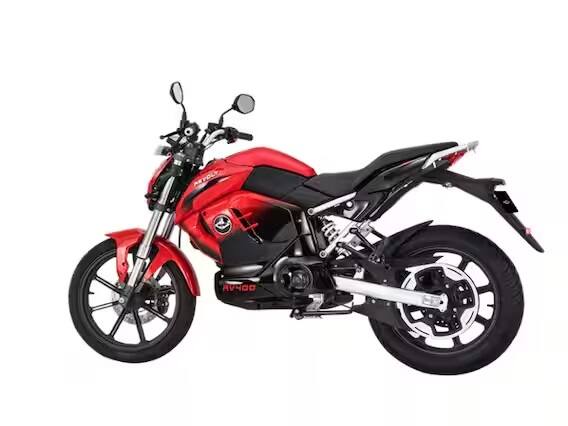 Revolt RV400 ઇલેક્ટ્રિક બાઇક 1.29 લાખ એક્સ-શૉરૂમની શરૂઆતની કિંમતે ખરીદી શકાય છે. કંપનીના જણાવ્યા અનુસાર, આ બાઇકની રાઇડિંગ રેન્જ ફૂલ ચાર્જ પર 150 કિમી સુધીની છે.