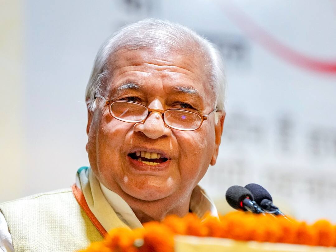 Kerala Governor: தேநீர் கடையில் அமர்ந்து தர்ணாவில் ஈடுபட்ட ஆளுநர் - முற்றுகை போராட்டத்தால் கேரளாவில் பதற்றம்
