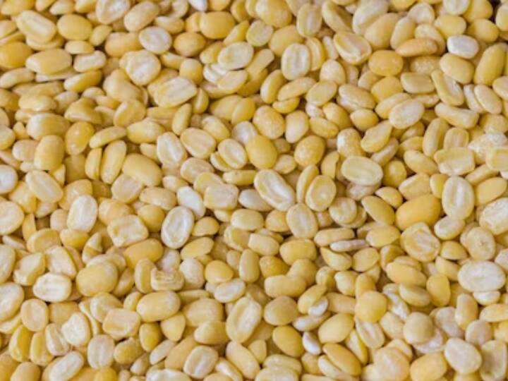 தேவையான பொருட்கள்: பாசிப்பருப்பு - 1 கப் , உப்பு - 1/2 தேக்கரண்டி, சீரகம் - 1 தேக்கரண்டி, பச்சை மிளகாய் - 2 பொடியாக நறுக்கியது, இஞ்சி - 1 துண்டு பொடியாக நறுக்கியது, வெங்காயம் - 1 மெல்லியதாக நறுக்கியது, கறிவேப்பில்லை, கொத்தமல்லி இலை, தண்ணீர், எண்ணெய்