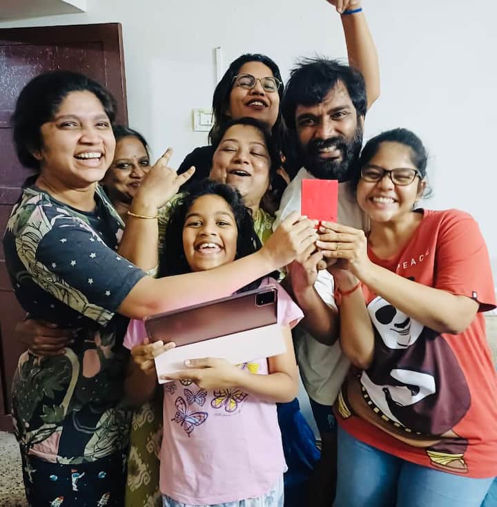 இவரால் பெண்களுக்கு ஆபத்து என்று குற்றம் சாட்டப்பட்டு பிக்பாஸ் வீட்டை விட்டு வெளியேற்றப்பட்ட பிரதீப், ரெட் கார்ட்டை வைத்து தனது பெண் நண்பர்களுடன் சந்தோஷமாக கொண்டாடிவருகிறார்.