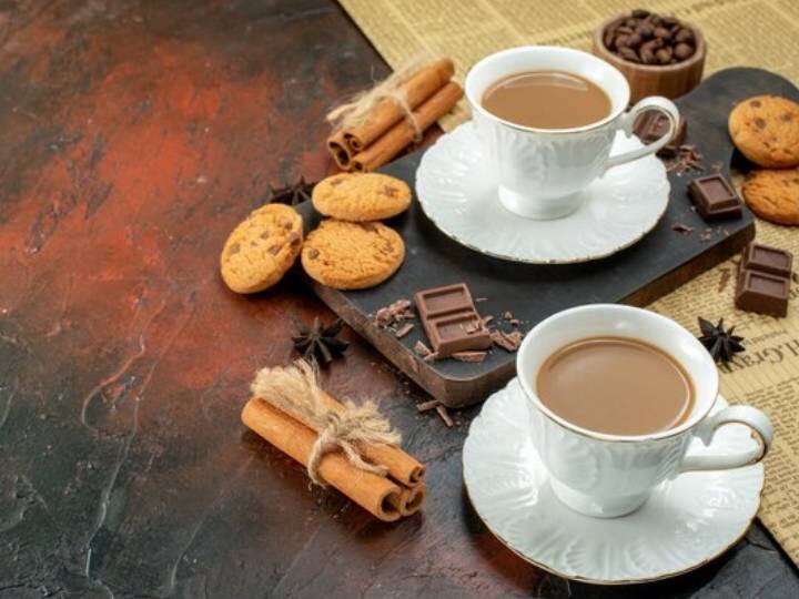चाय या कॉफी दोनों पेट के लिए खतरनाक ही है. यह पेट में जाकर एसिड ही बनाती है. चाय की पीएच वैल्यू 6 है वहीं कॉफी का पीएच वैल्यू 5 है. ऐसे में जब आप चाय या कॉफी पीते हैं तो शरीर में कई सारी खतरनाक बीमारी का जोखिम बढ़ता है.