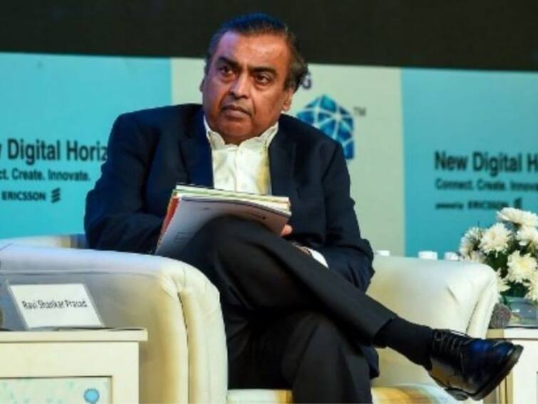 Two from Telangana, Gujarat arrested for sending threat mails to Mukesh Ambani ముకేశ్ అంబానీకి బెదిరింపు మెయిల్స్, తెలంగాణ యువకుడితో సహా మరొకరు అరెస్ట్