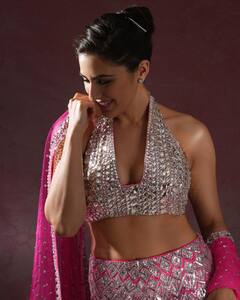 Sara Ali Khan Photos : பிங்க் நிற லெஹங்காவில் பளிச்சிடும் அழகி சாரா அலி கான்!