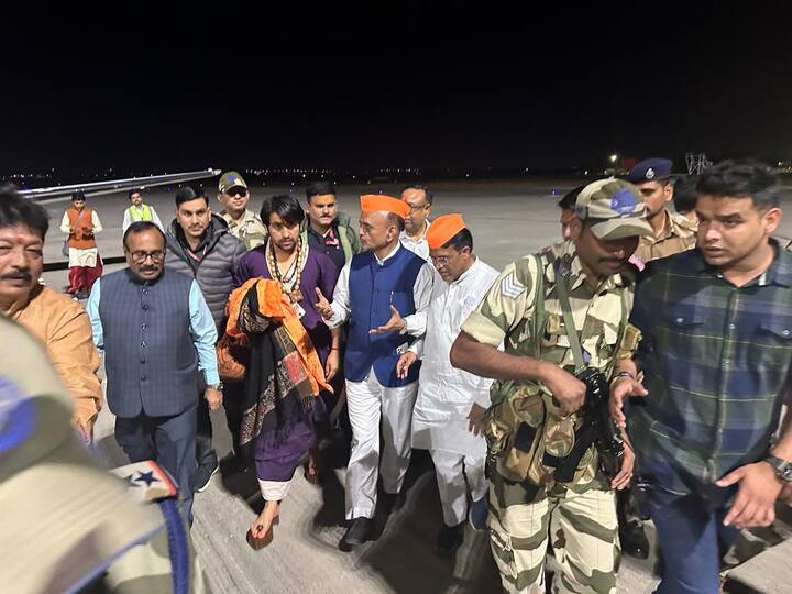 यावेळी स्वागतासाठी जमलेल्या हजारो नागरिकांनी सियावर रामचंद्र की जयच्या घोषणा देत परिसर दणाणून टाकला.