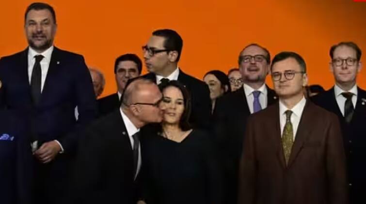 Kiss Controversy: croatian foreign minister gordan grlic radman kiss german minister annalena baerbock Controversy: સ્ટેજ પર મંત્રીની શરમજનક હરકત, મહિલા મંત્રીને જબરદસ્તી પકડીને કરી લીધી કિસ, પછી વિવાદ થતાં.....