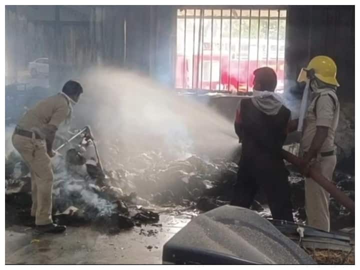 Chhattisgarh assembly Election 2023 Naxalites set fire to a clothing factory to boycott elections ann Chhattisgarh Election 2023: चुनाव बहिष्कार करने के लिए नक्सलियों ने कपड़े की फैक्ट्री में लगाई आग, इलाके में फैली दहशत